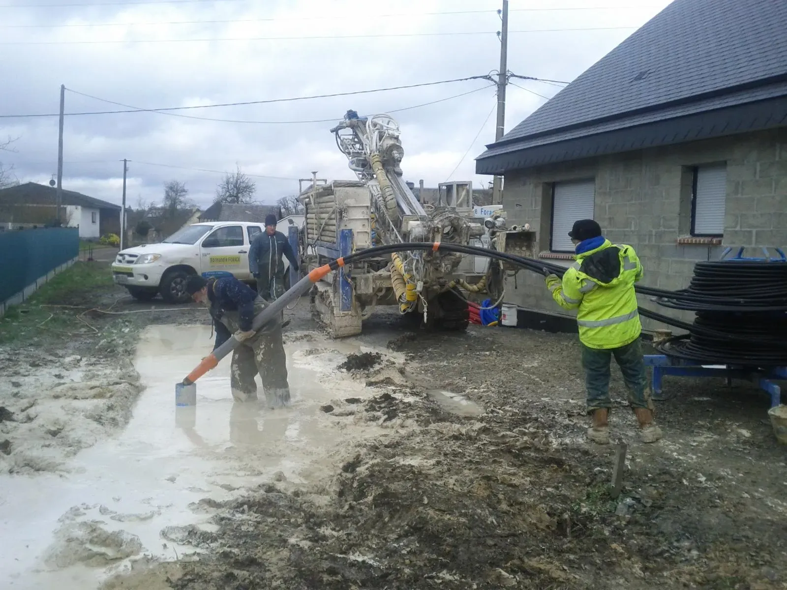 Forage en cours de réalisation chez un particulier