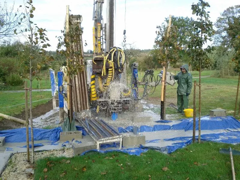 Forage en cours de réalisation dans un verger