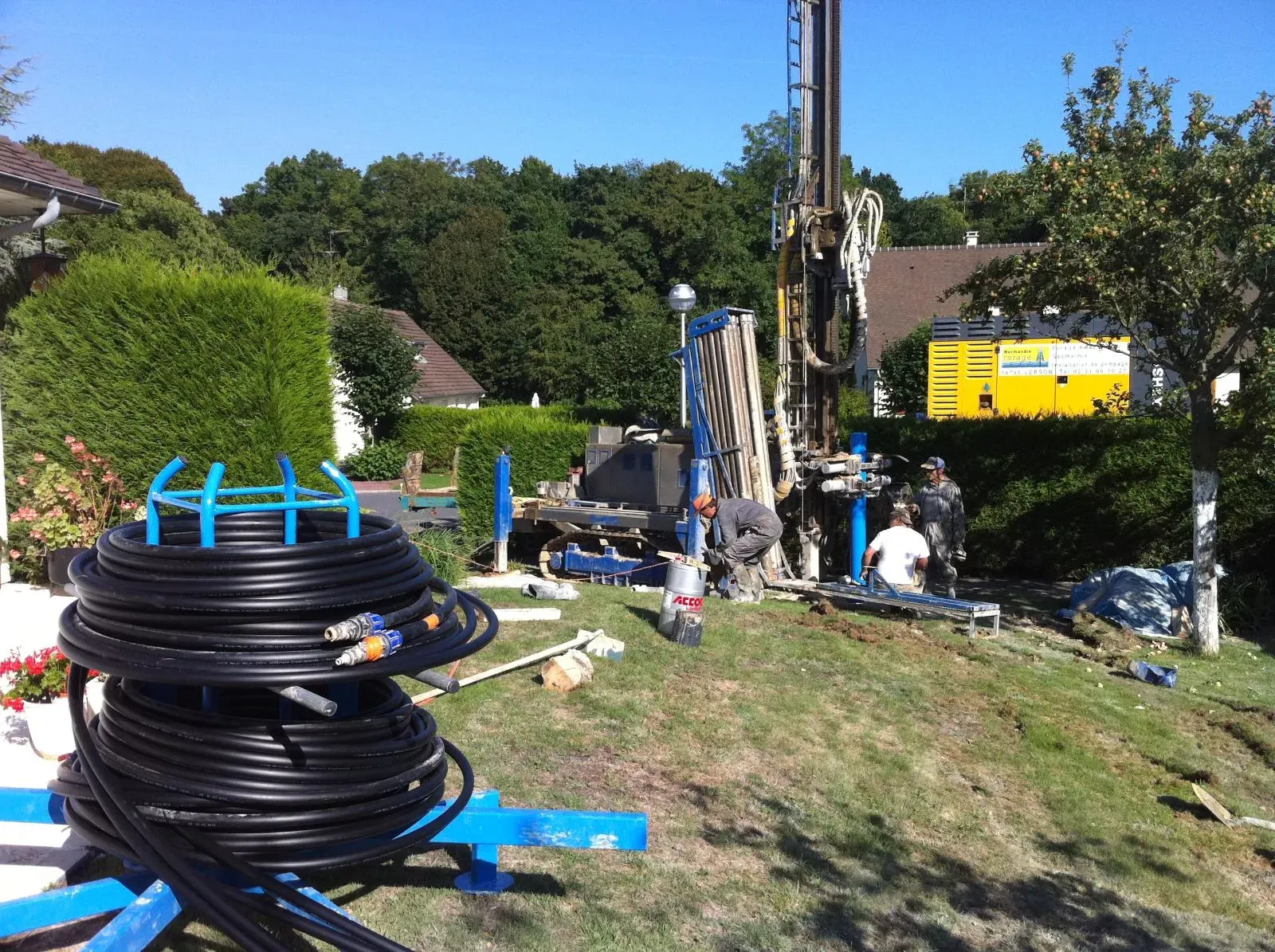 Ouvriers réalisant un forage pour de la géothermie