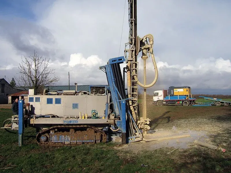 Foreuse positionnée dans un champ