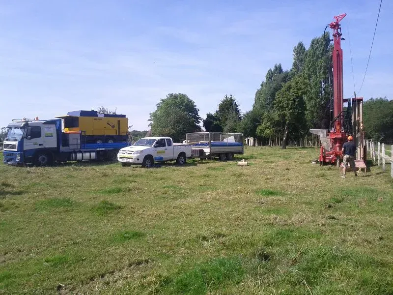 Camions et matériel Normandie Forage dans un champ