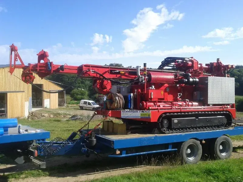 Foreuse sur remorque dans un champ