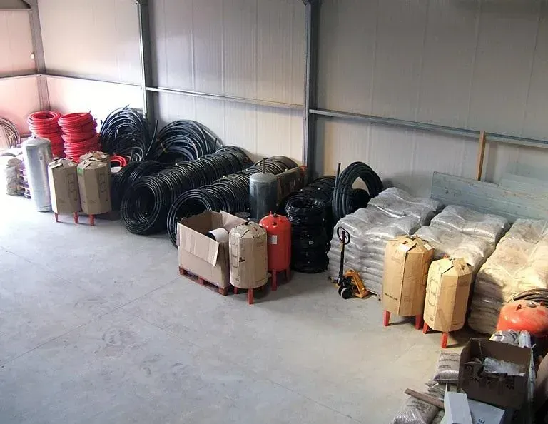 Entrepôt avec du matériel pour assurer le SAV des pompes