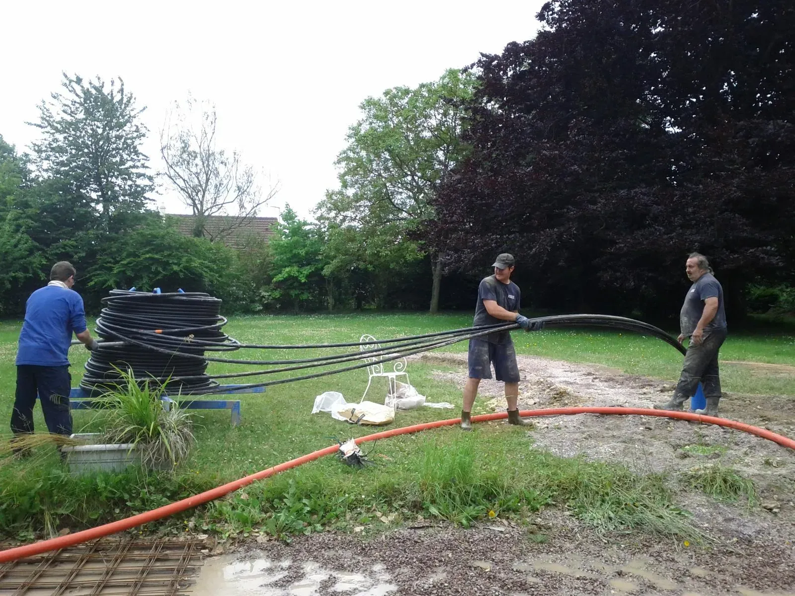 Ouvriers Normandie Forage tirant des tuyaux