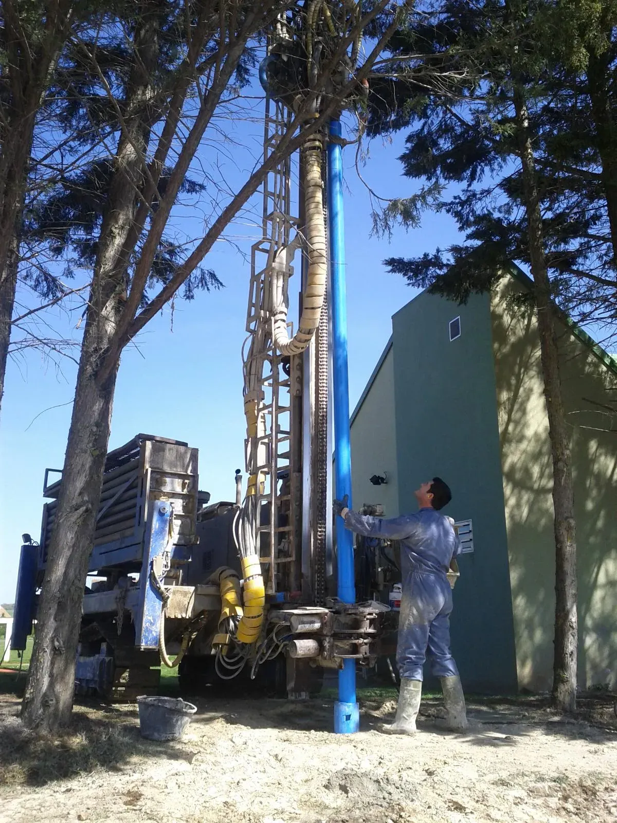 Grand foreuse en cours de forage