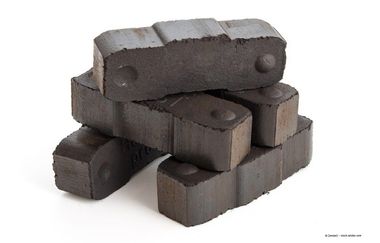 Schwarze Kohlestücke.