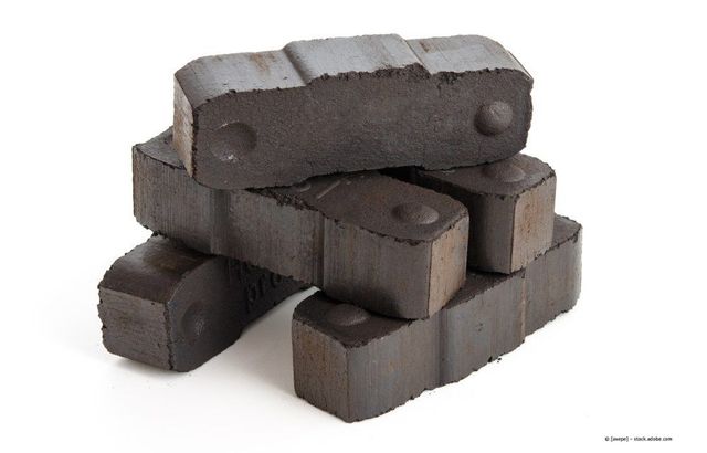 Schwarze Kohlestücke.
