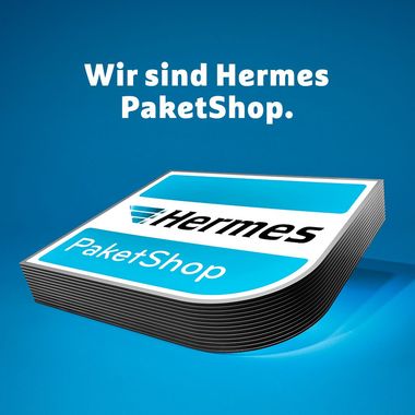 Ein Stapel Hermes PaketShop-Schilder mit der Aufschrift „Wir sind Hermes PaketShop“ auf blauem Farbverlaufshintergrund.