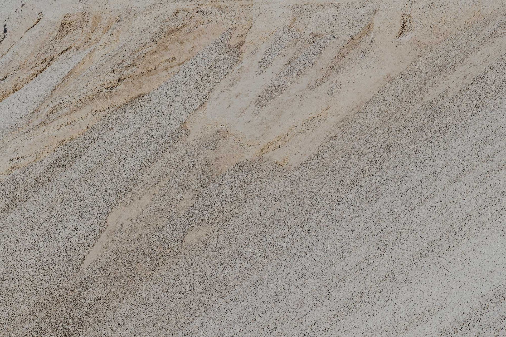 Um close de uma bancada de granito cinza e marrom