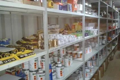 Um armazém cheio de prateleiras cheias de garrafas de tinta.