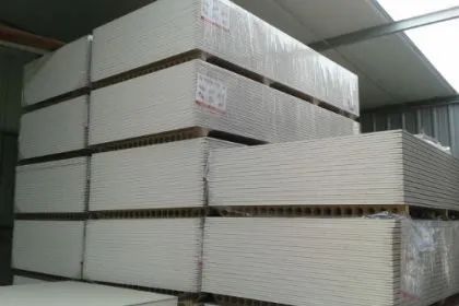 Uma pilha de quadros brancos empilhados uns sobre os outros em um armazém.