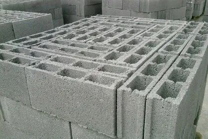 Uma pilha de blocos de concreto empilhados uns sobre os outros.