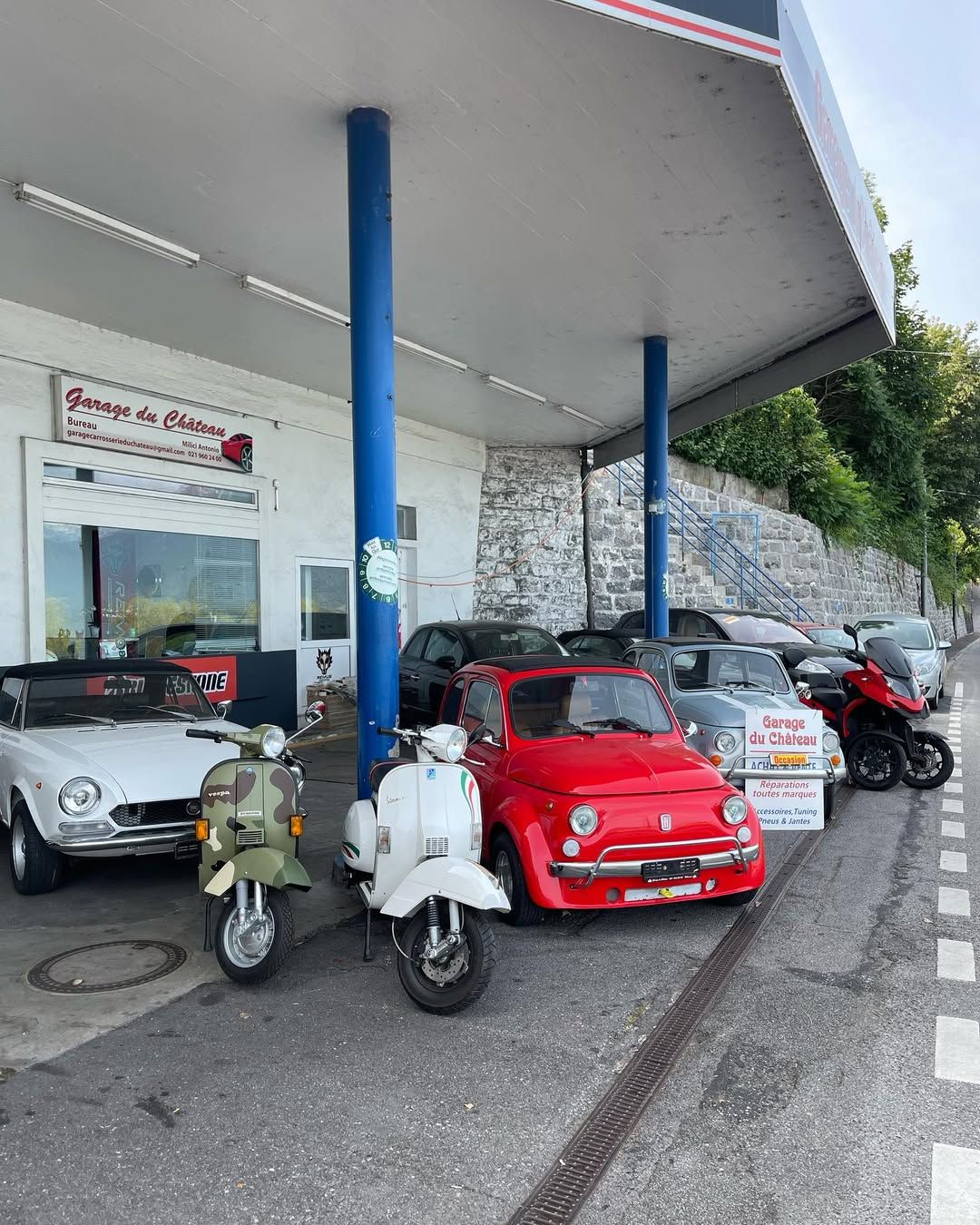 Une vue aérienne d'un horizon de ville au coucher du soleil.