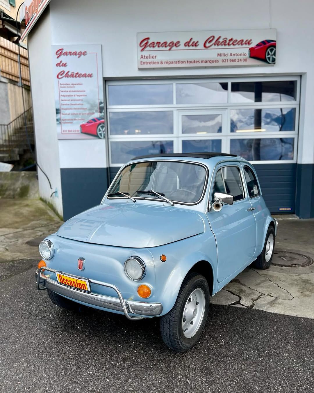 Une image floue d'un tas de lumières colorées sur un fond sombre.