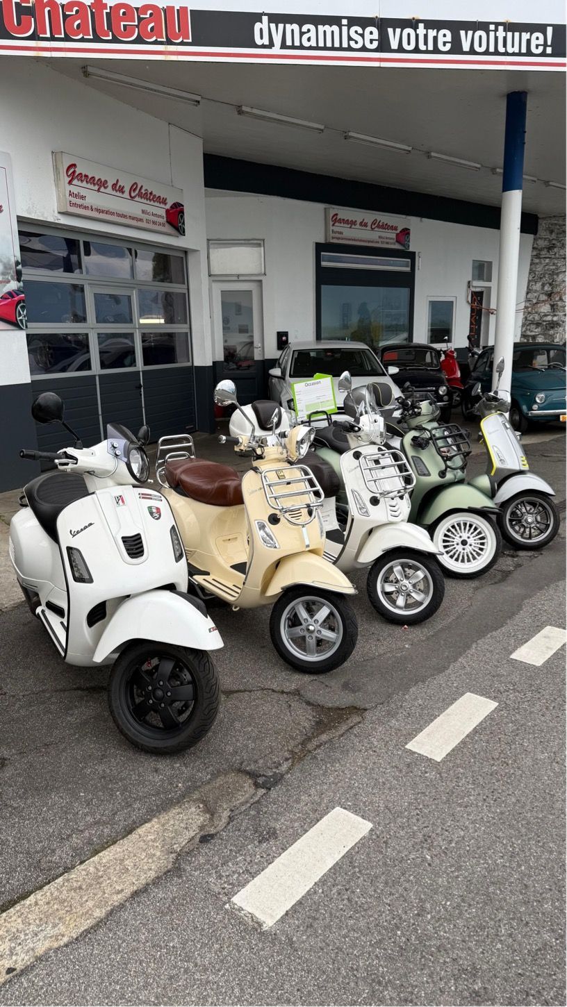 Un homme travaille sur un moteur de voiture dans un garage.