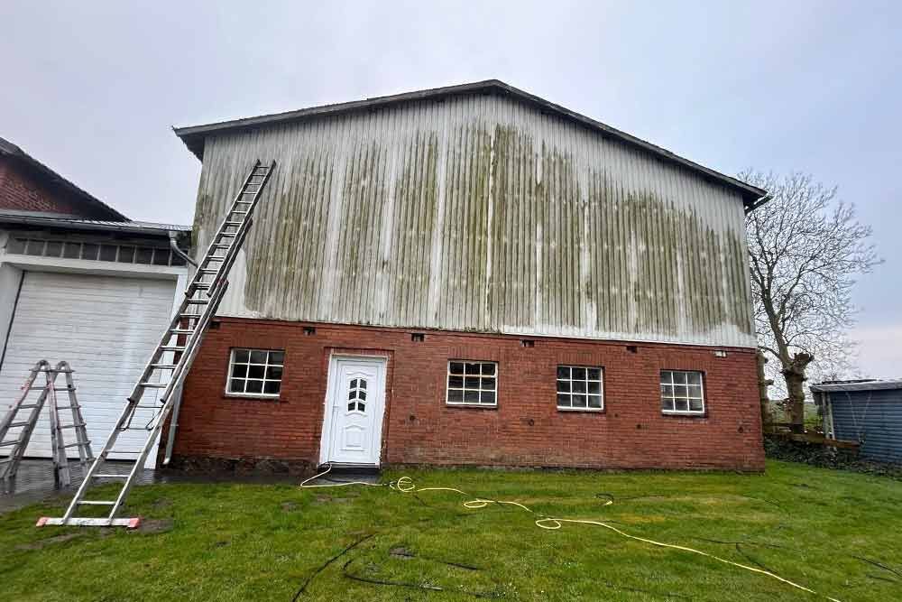 An der Seite eines Gebäudes lehnt eine Leiter.