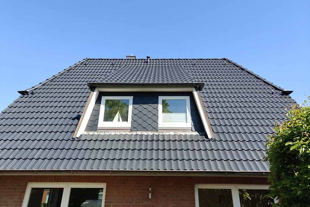 Ein Haus mit einem Dach, auf dem sich ein Fenster befindet