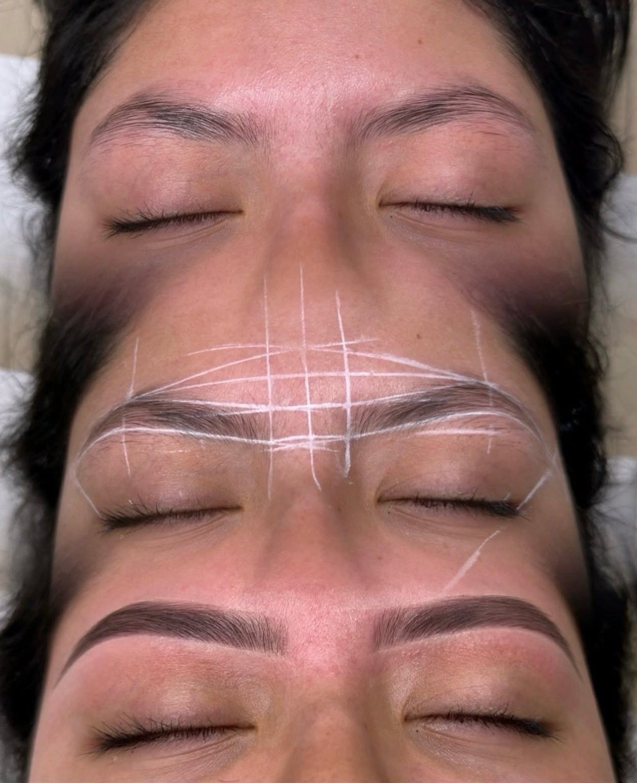 Un primo piano del volto di una donna con gli occhi chiusi.