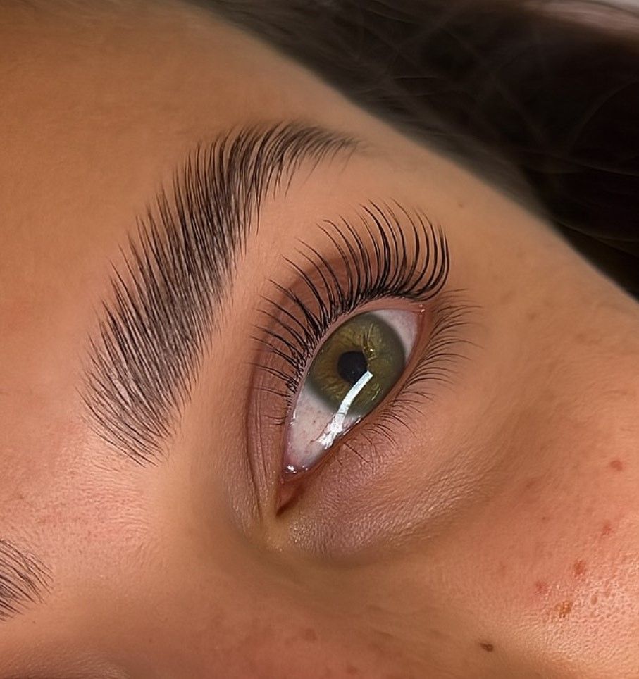 Un primo piano dell'occhio di una donna con lunghe ciglia.