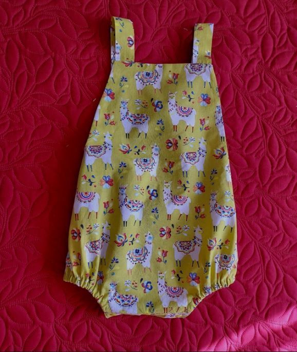 Barboteuse jaune motif lama