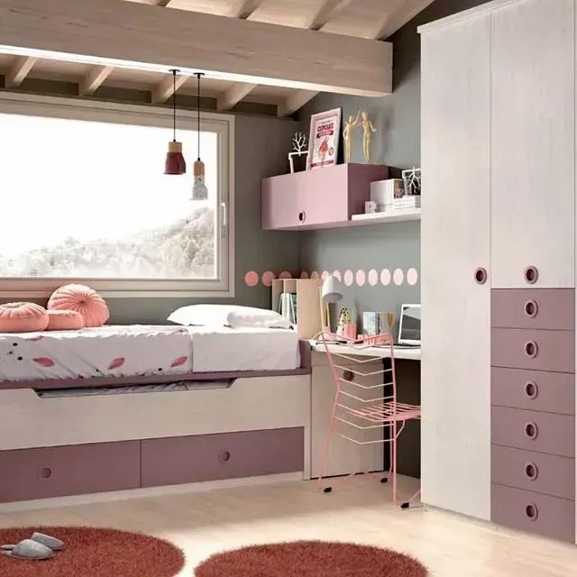 Un dormitorio con una cama, un escritorio y una ventana.