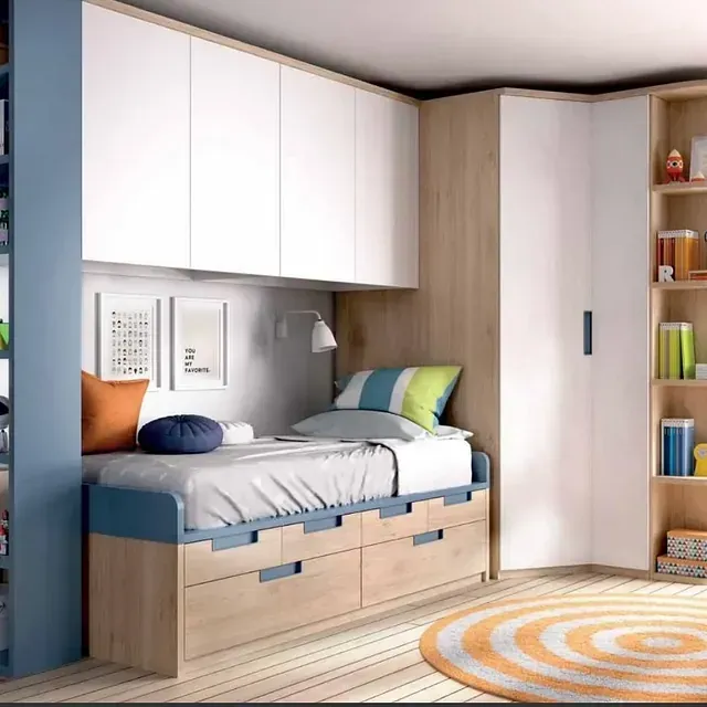 Un dormitorio con una cama individual y una alfombra.