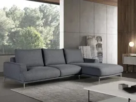 Una sala de estar con un sofá seccional gris y una mesa de café blanca.