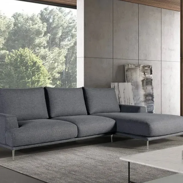 Una sala de estar con un sofá y una mesa de café.