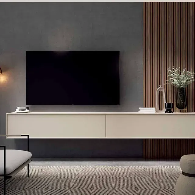 Una sala de estar con un televisor de pantalla plana montado en la pared.