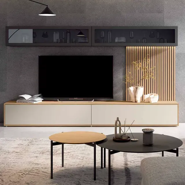 Una sala de estar con un televisor de pantalla plana y dos mesas de café.