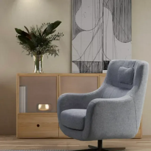 Una silla en una sala de estar junto a un jarrón de flores.