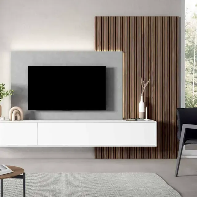 Una sala de estar con un televisor de pantalla plana montado en la pared.