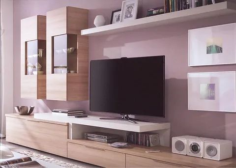 Una sala de estar con un televisor de pantalla plana sobre un soporte.