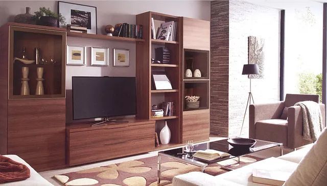 Una sala de estar con un sofá, una silla y un televisor.