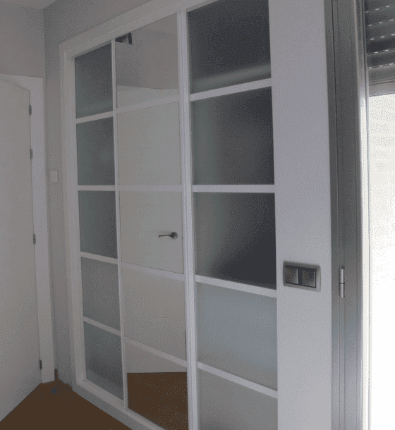 Una puerta blanca con un espejo