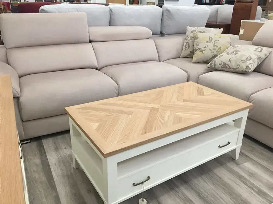 Una sala de estar con un sofá y una mesa de café.