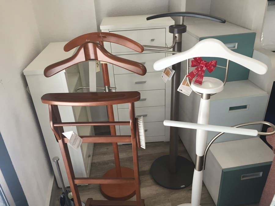 Una habitación llena de percheros y cómodas