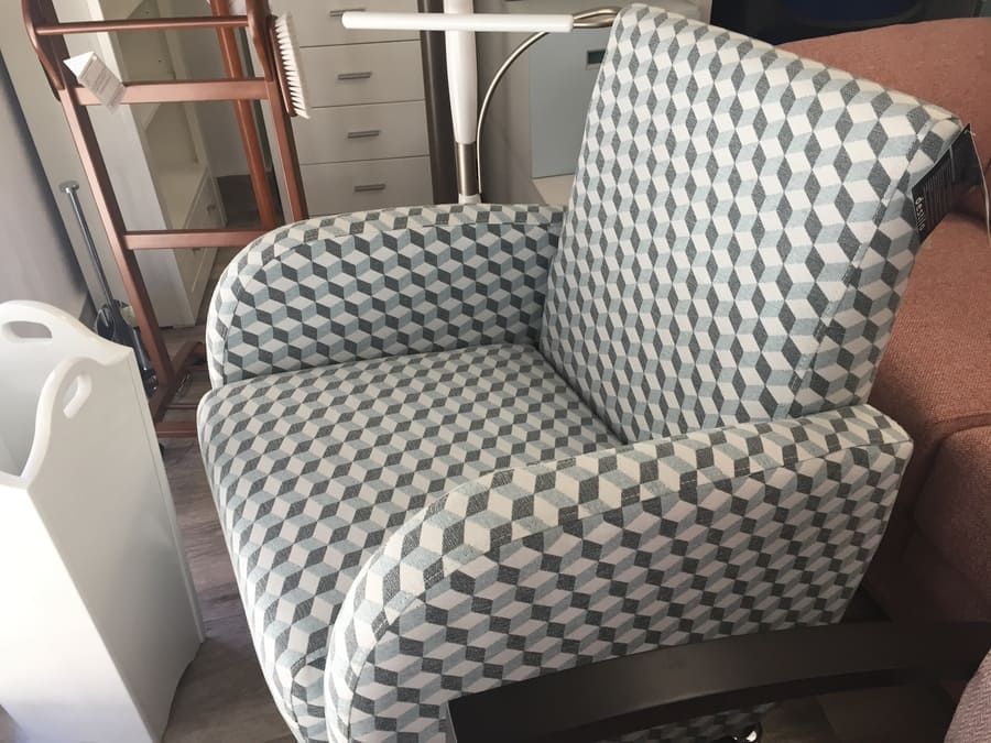 Una silla con un patrón geométrico.