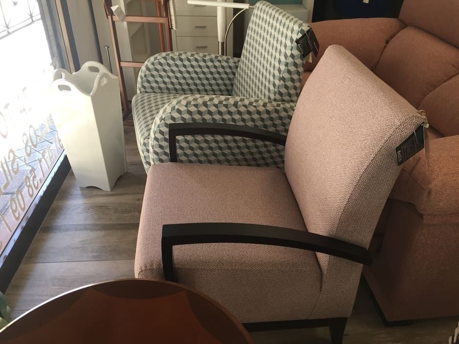 Dos sillas están una al lado de la otra en una sala de estar.