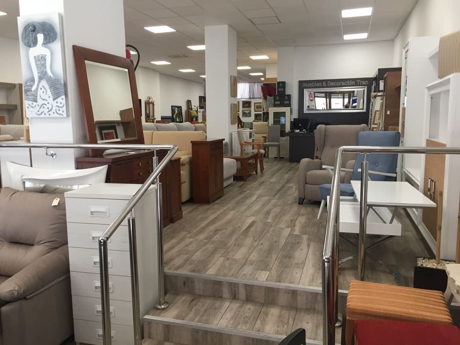 Una habitación grande llena de muebles y escaleras que conducen a ella.