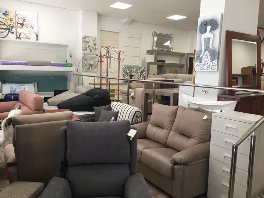 Una habitación grande llena de muebles y un sofá.