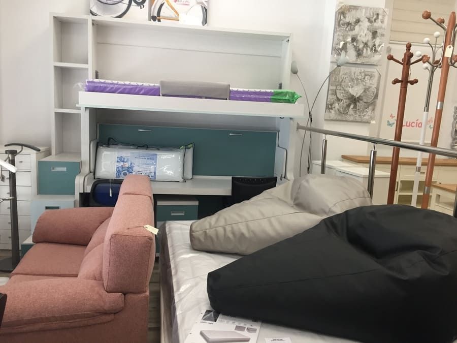 Una sala de estar llena de muebles y una litera.