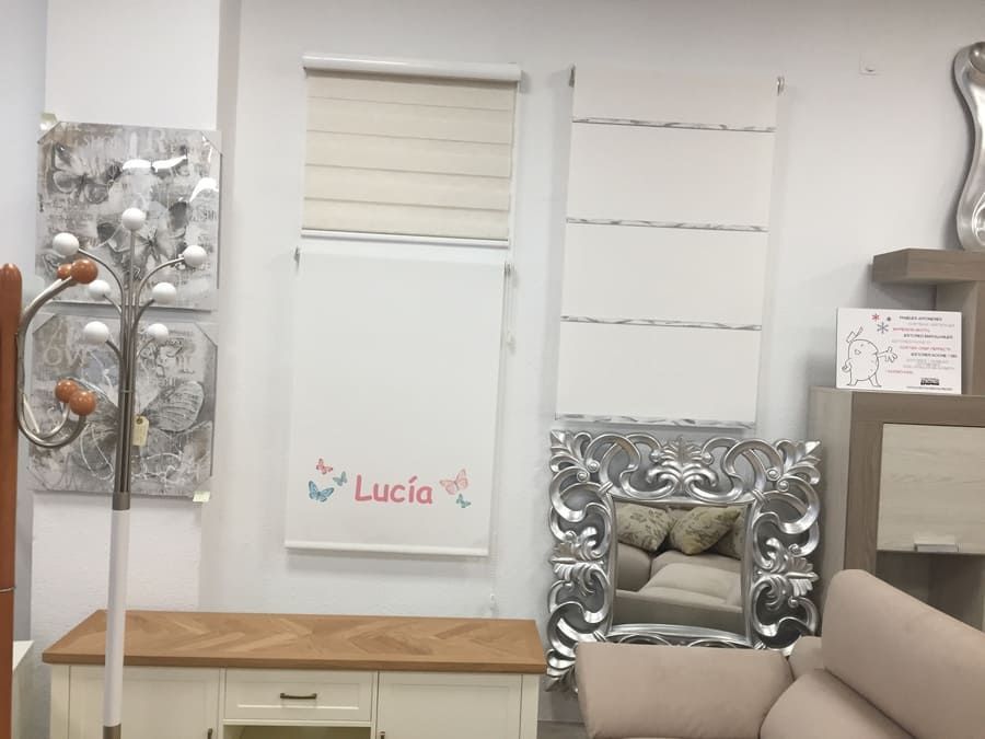 Una sala con un sofá y un espejo y un cartel que dice Lucia.