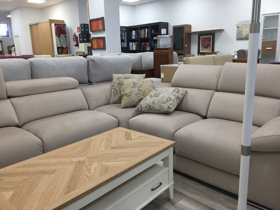 Una sala de estar llena de muebles y una mesa de café.