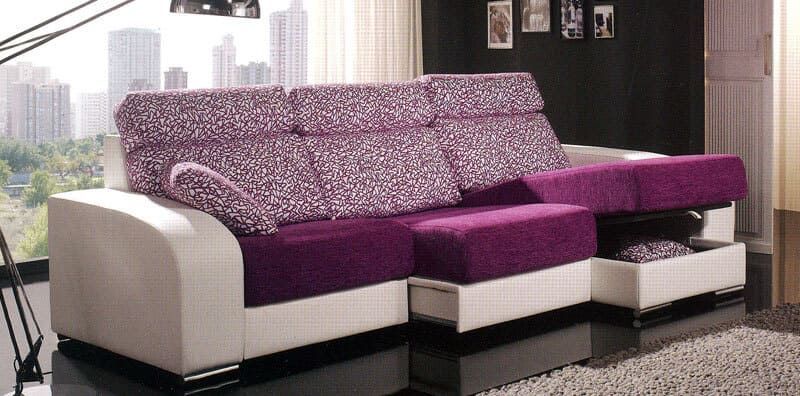 Un sofá seccional morado y blanco en una sala de estar.