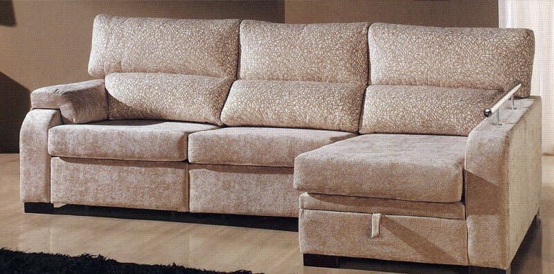 Un sofá seccional beige con un control remoto.
