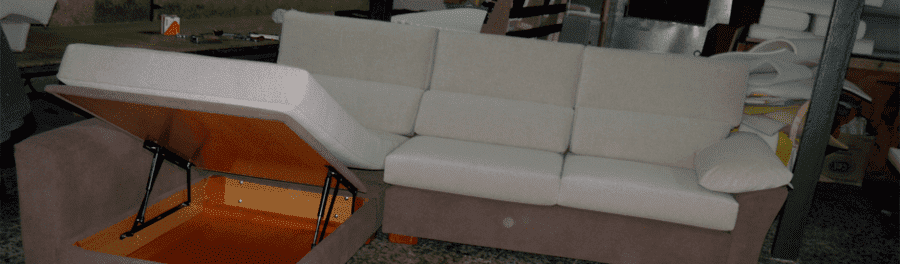 Un sofá blanco con una caja de almacenamiento debajo.