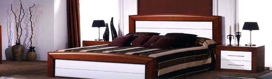 Un dormitorio con una mesita de noche y lámparas.