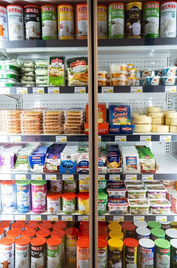 Un rayon d'épicerie garni de conserves, de boîtes et d'aliments emballés de toutes sortes, disposés en rangées.