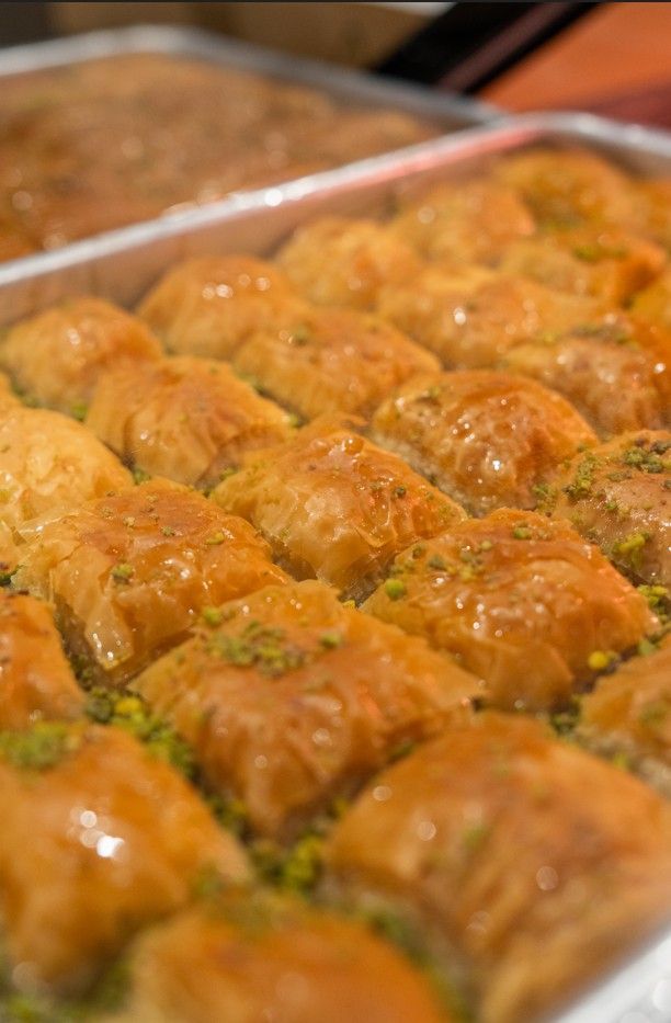 Plateau de pâtisseries baklava brillantes garnies de pistaches hachées